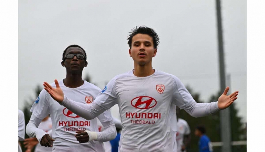 NÓNG: Trung phong Việt kiều Pháp làm thủ tục nhập tịch Việt Nam 777457