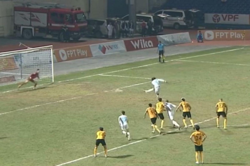 Xuân Sơn hỏng phạt đền trong ngày trở lại V-League 5 tuan (1200 x 800 px)