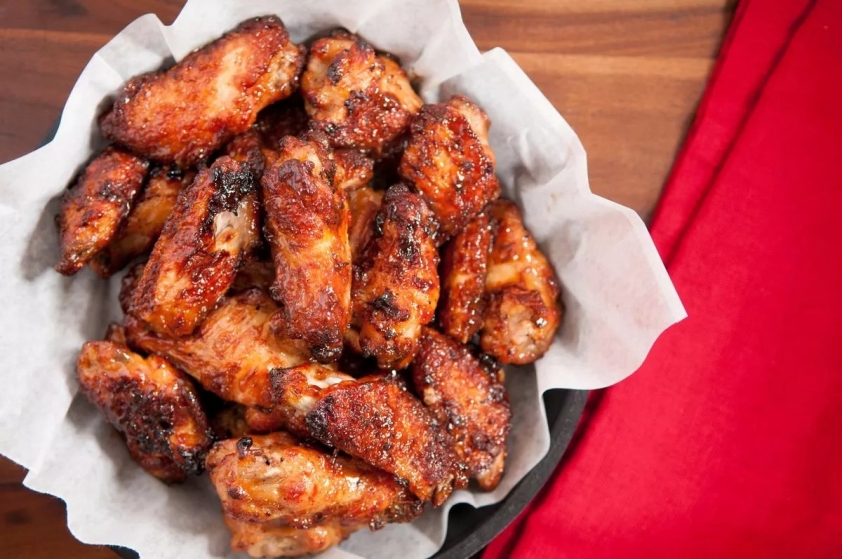 1-hot-chicken-wings-in-a-basket-1707274965.jpg