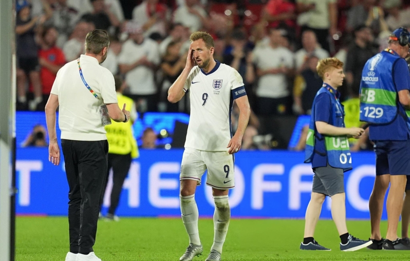 Harry Kane lãnh mưa gạch đá khi phỏng vấn sau trận ở Euro 2024 487577