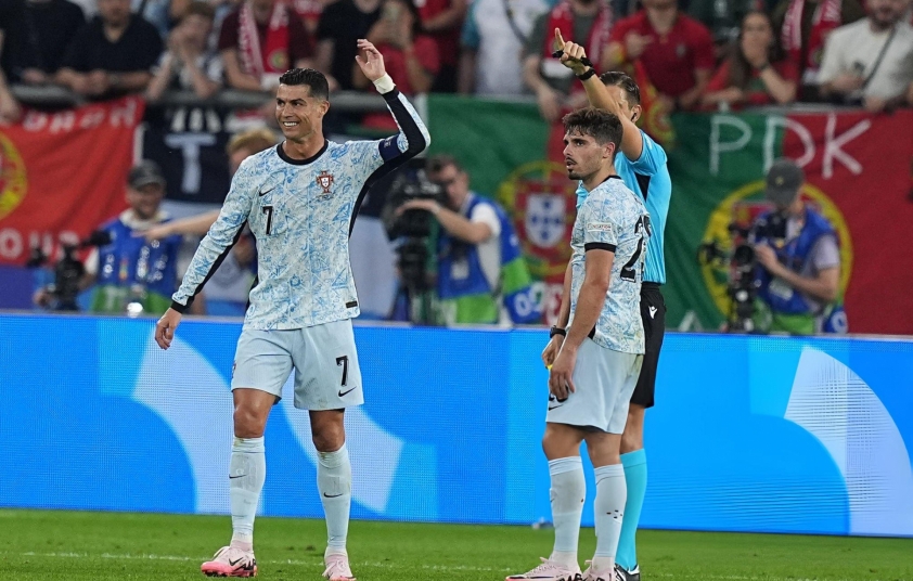 Fans laugh at Ronaldo for his reaction during the Georgia match at Euro 2024 488316