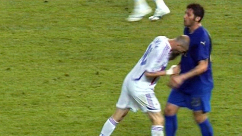 Fan Arsenal tái hiện 'khoảnh khắc Zidane' đối với Roy Keane 322298