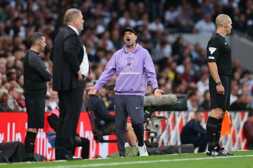 Vừa được xin lỗi, Liverpool tiếp tục nhận thêm cơn ác mộng từ 'Vị vua áo đen' 336603