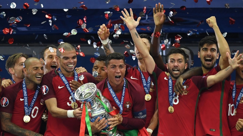 cristiano-ronaldo-trophy-3741697-1708071160.jpg