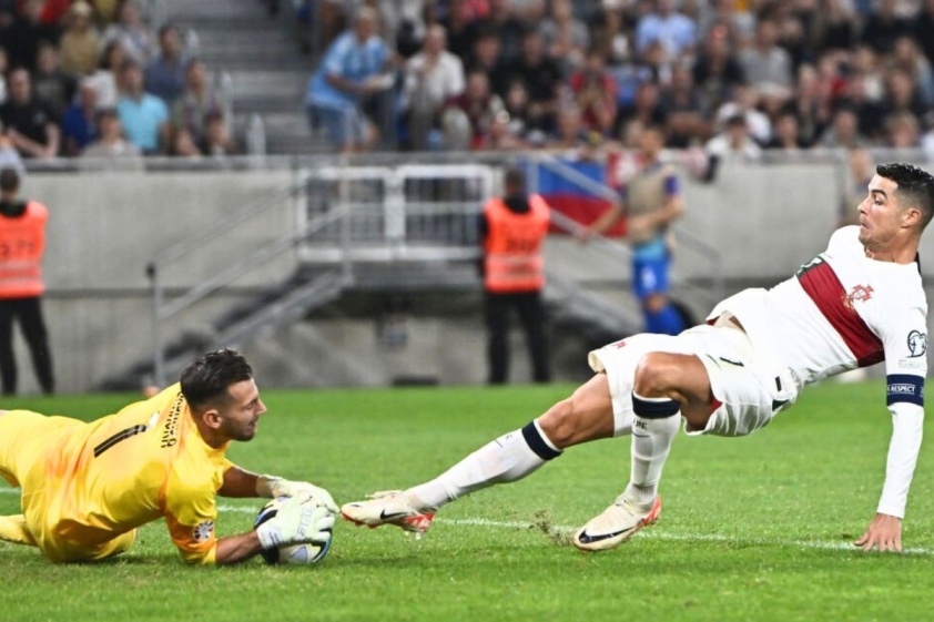 Cristiano Ronaldo thoát thẻ đỏ khi phạm lỗi nguy hiểm với đồng đội cũ tại MU 324350