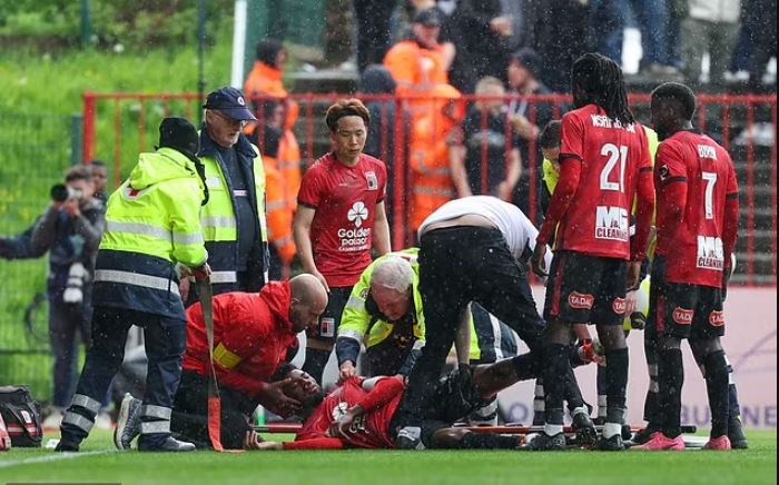 Former Arsenal star was urgently hospitalized after losing consciousness for 10 minutes on the field - photo 1