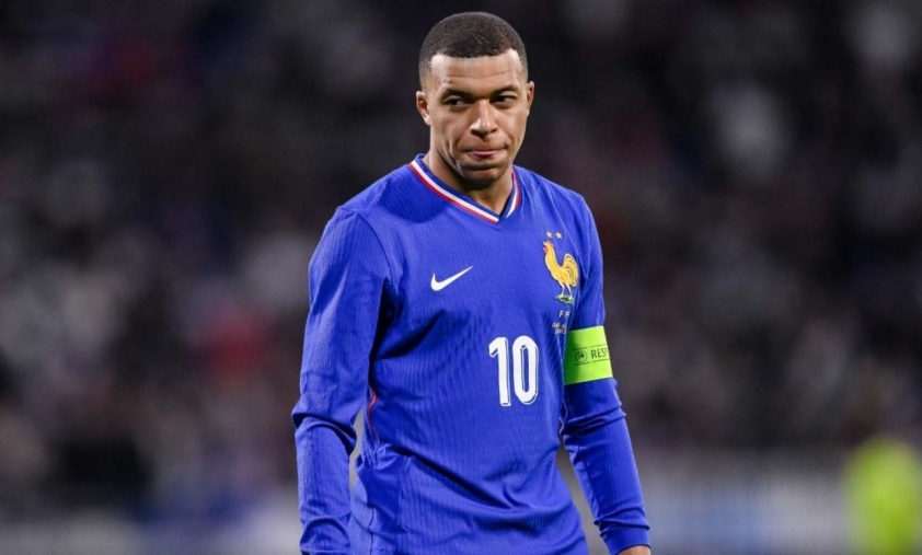 Nội bộ Pháp lục đục: Mbappe câm lặng nghe đồng đội 'tát nước vào mặt'-524763