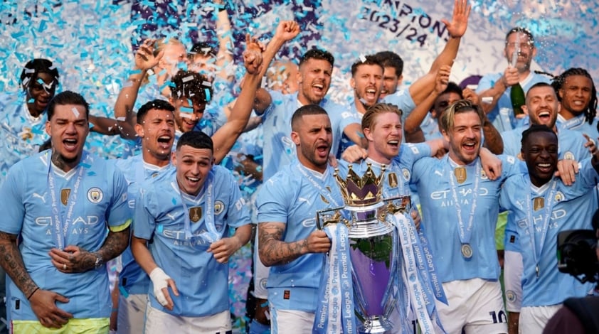 Các cầu thủ Manchester City ăn mừng chức vô địch Premier League.