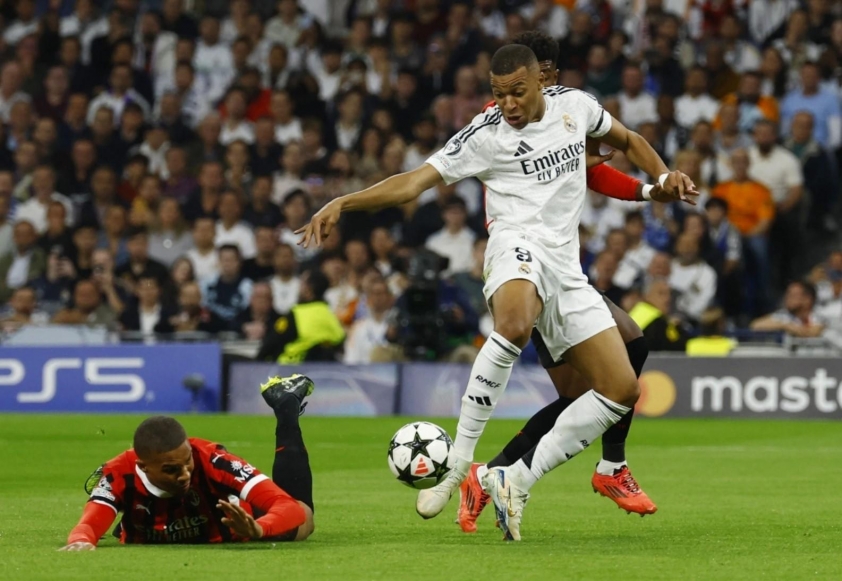 Mbappe tỏ ra vô hại trước hàng thủ của đội khách.