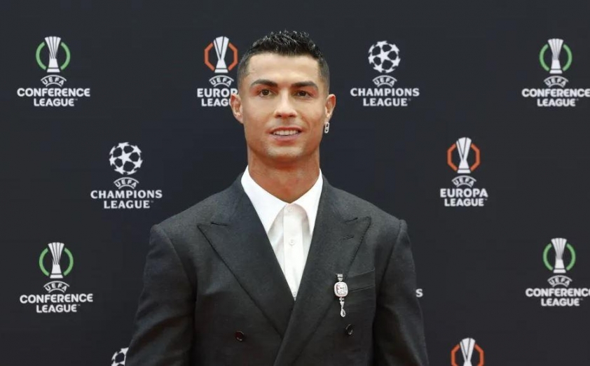 Ronaldo bị bác sĩ thẩm m-560817