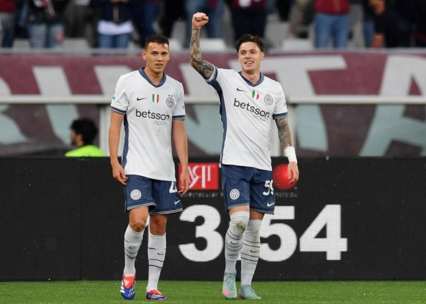 Kịch tính vòng 36 Serie A: Napoli hụt chân trước Genoa, Inter Milan áp sát ngôi đầu bảng-633325