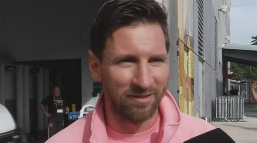 Lập siêu phẩm đá phạt, Messi lại gây bão với phát biểu về Ronaldo-652801