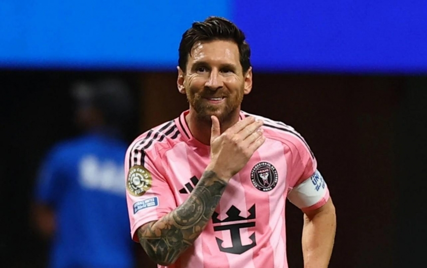 Lập siêu phẩm đá phạt, Messi lại gây bão với phát biểu về Ronaldo 652806