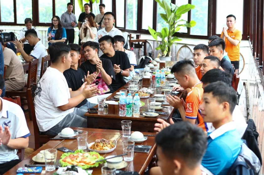 VCK bóng đá 7 người Quốc gia 2025: Friendly FC bật khóc khi nhận món quà đặc biệt từ SHB FC 670082