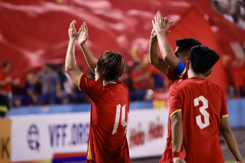 "Cầu thủ xuất sắc nhất trận: 'U23 Việt Nam thể hiện sự gắn kết tuyệt vời!'" 4 2