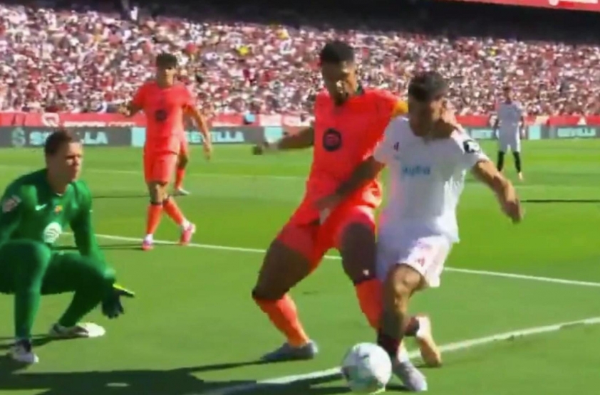 Cuộc tranh cãi nóng bỏng trong trận Sevilla gặp Barcelona 4 9
