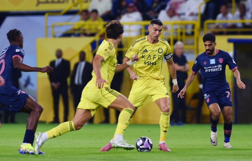 Trực tiếp Al Nassr 2-1 Al Fayha: Ronaldo sút penalty thành công 732997