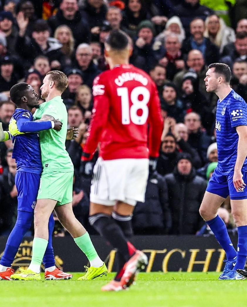 Sao Everton bị đuổi khỏi sân trận MU vì... đánh đồng đội-747455