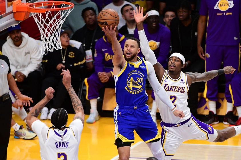 Cầu thủ Lakers cảm thấy khổ sở mỗi khi đối mặt với 'vua ném ba' tại NBA 329694