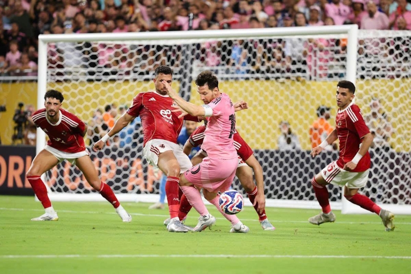 Bạn thân Messi móc mỉa Ronaldo 650437