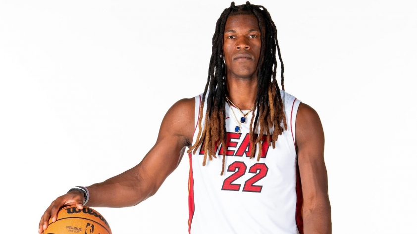 Jimmy Butler appeared with a cool hairstyle at NBA Media Day 335864