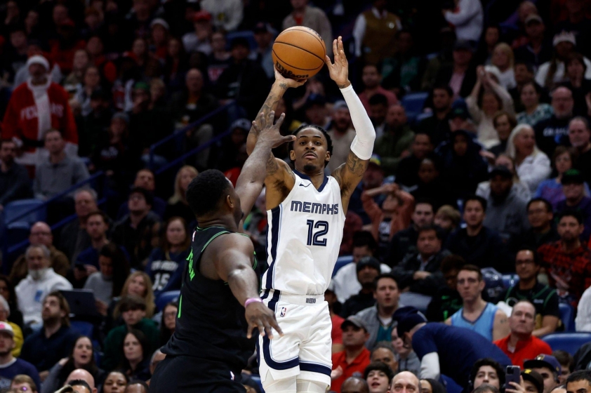 Ja Morant makes a shot in front of Zion Williamson in the match between Memphis Grizzlies and New Orleans Pelicans in the 2023-2024 NBA season on December 20, 2023