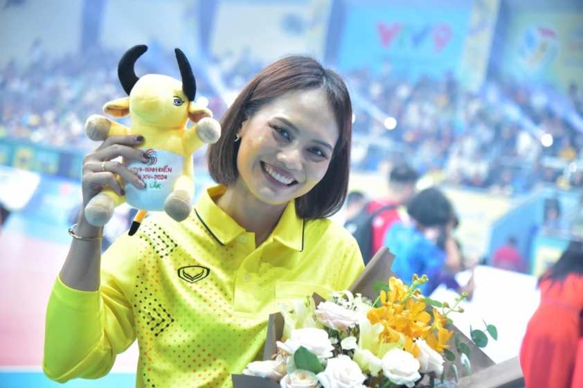 Nhan sắc nữ trọng tài Thái Lan gây sốt ở Cúp VTV9 - Bình Điền 2024 461850