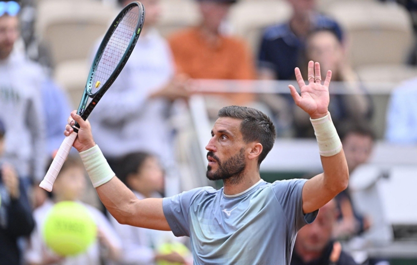 Trình làng tóc mới, Alcaraz thắng đậm ở vòng 2 Roland Garros 2025 641798