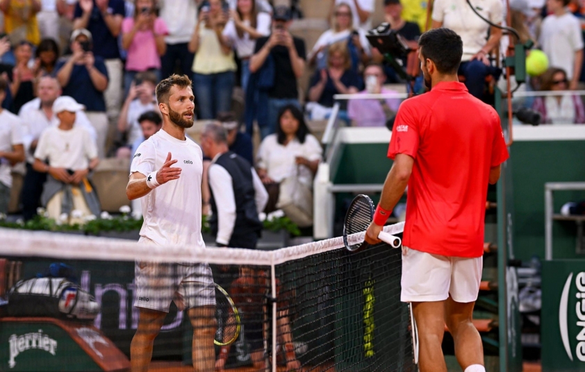 Djokovic nhẹ nhàng lọt vòng 3 Roland Garros 2025 642358