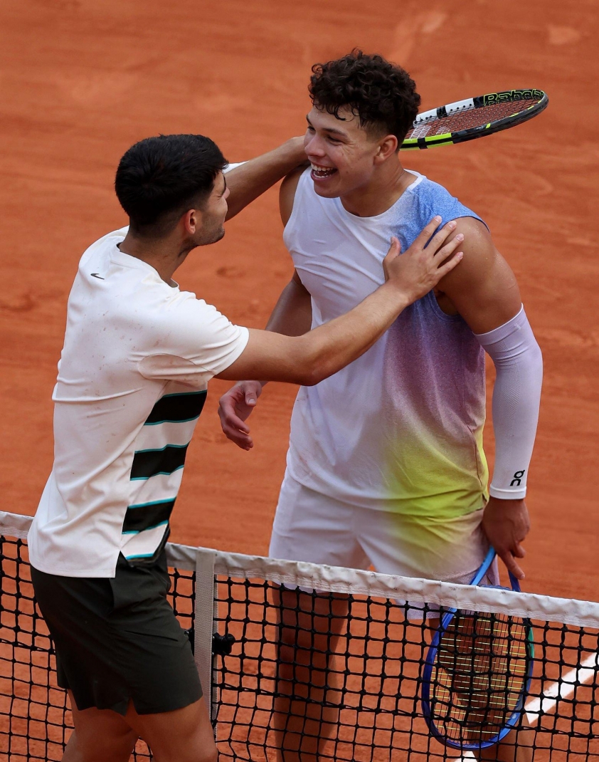 Alcaraz cho thấy tài năng và nhân cách lớn chỉ bằng một pha bóng ở Roland Garros 2025 643459