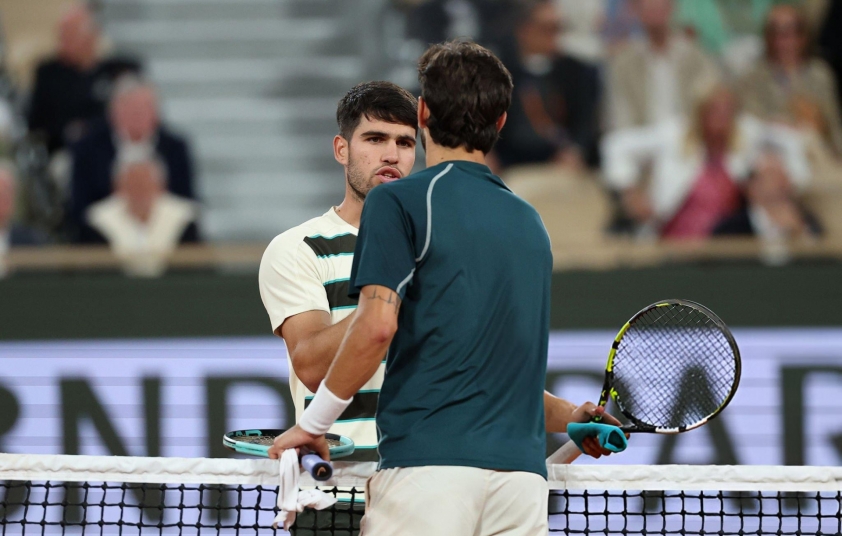 Đối thủ bỏ cuộc, Alcaraz năm thứ 2 liên tiếp lọt chung kết Roland Garros 645958