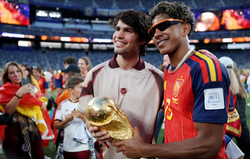 Carlos Alcaraz cùng Lamine Yamal sờ vào ‘của quý’ hậu chung kết World Cup