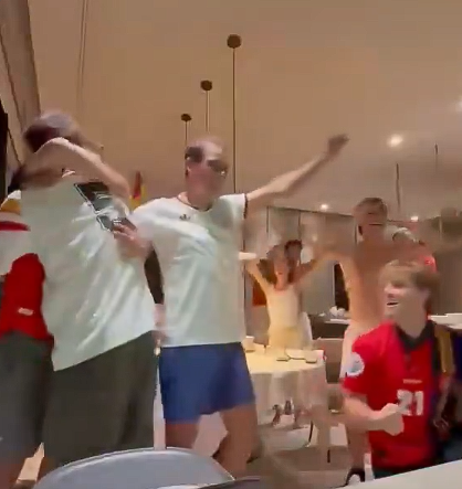 Nadal bị phát hiện mặc áo fake ăn mừng Tây Ban Nha vô địch World Cup 871333