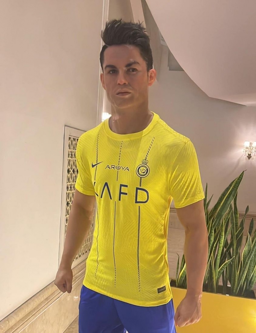 Ronaldo Receives Unusual Gift, Leaving Fans Astonished by the Peculiar Image 2