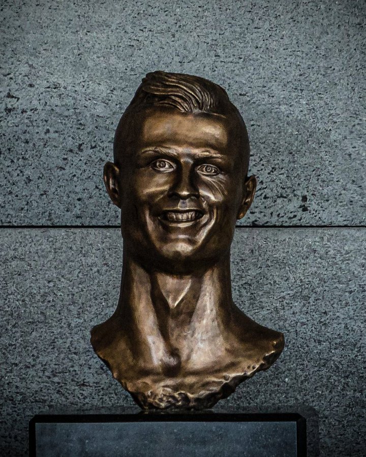 Ronaldo Receives Unusual Gift, Leaving Fans Astonished by the Peculiar Image 1