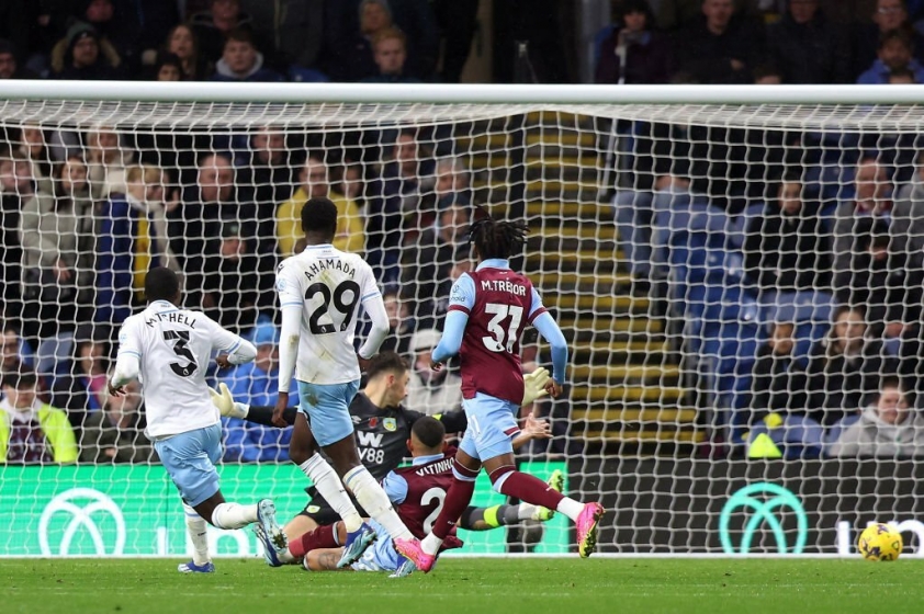Trừng phạt sai lầm, Crystal Palace nhẹ nhàng đánh bại Burnley 351797