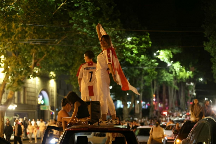 Triệu fan Georgia 'đi bão' mừng thắng Bồ Đào Nha tại Euro 2024 488708