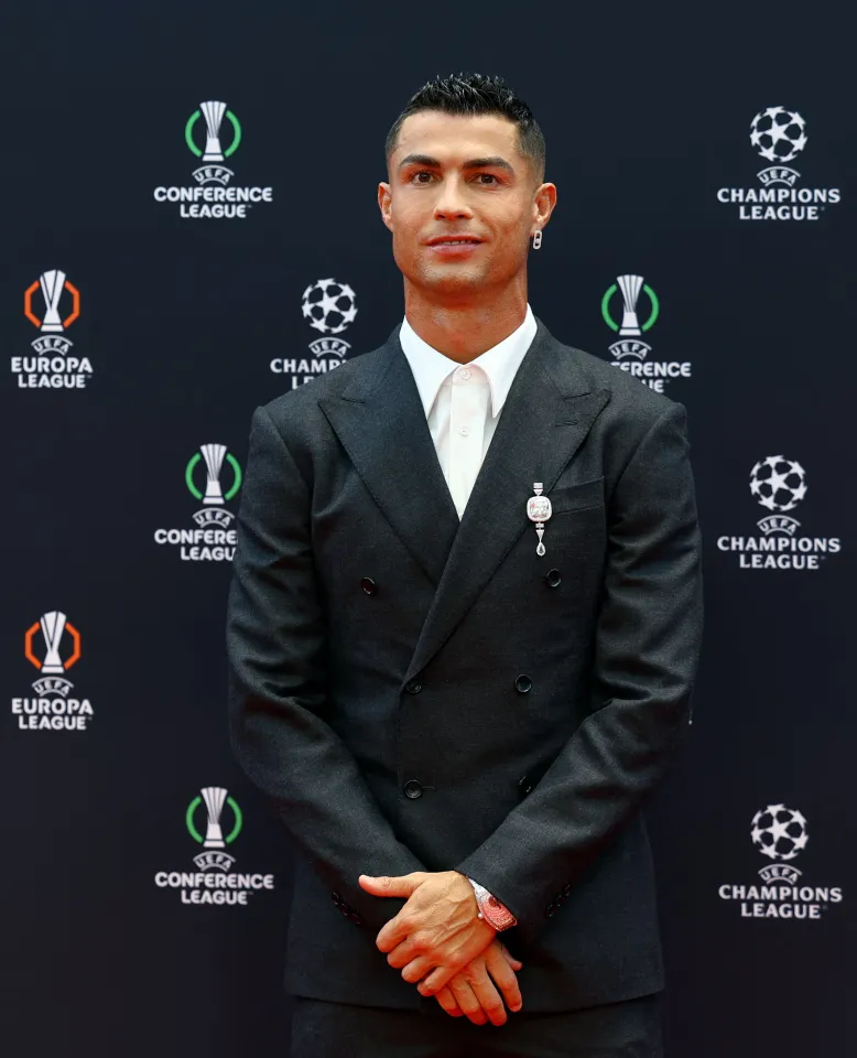 Ronaldo khiến tất cả sửng sốt khi mang gần 200 tỷ VND trên người 521114