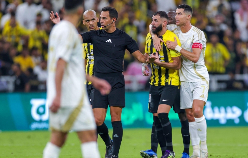 Ronaldo vào cuộc, ngăn Benzema ẩu đả với tiền vệ Al Nassr 565996