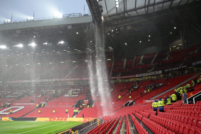 sân Old Trafford ngày càng xuống cấp