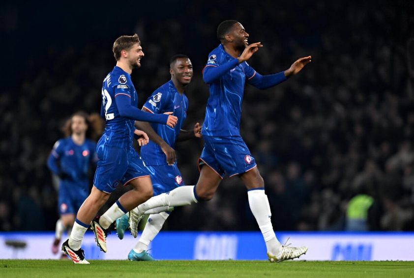 Adarabioyo dễ dàng đệm bóng mở tỷ số cho Chelsea (Ảnh: Getty).