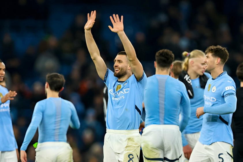 Man City lách qua khe cửa hẹp để giành vé đá play-off cúp C1 (Ảnh: Getty).