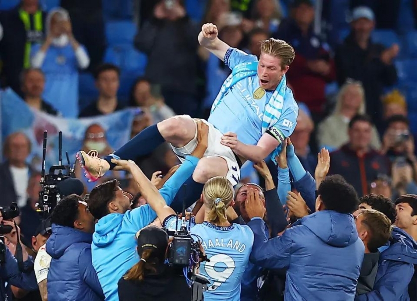 Pep Guardiola bật khóc trong ngày De Bruyne chia tay Etihad 637640