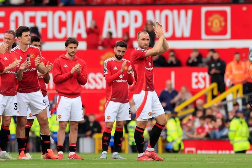 manchester-united-applauds-fans-end-998114438