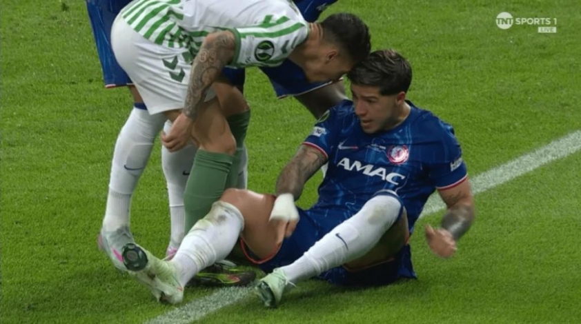 Antony bật khóc nức nở sau trận thua trước Chelsea 641753