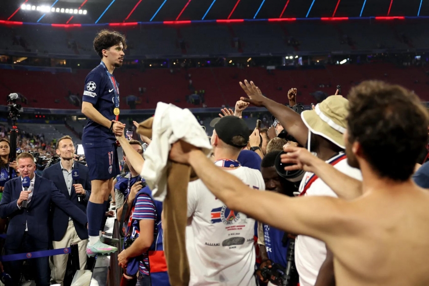 Vô địch C1, hàng ngàn fan PSG tràn xuống sân và phá vỡ khung thành 643201