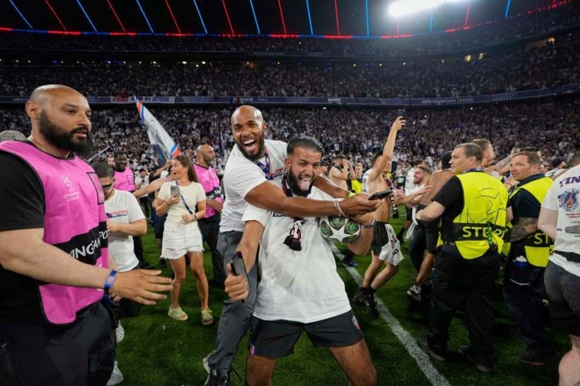 Vô địch C1, hàng ngàn fan PSG tràn xuống sân và phá vỡ khung thành 643198