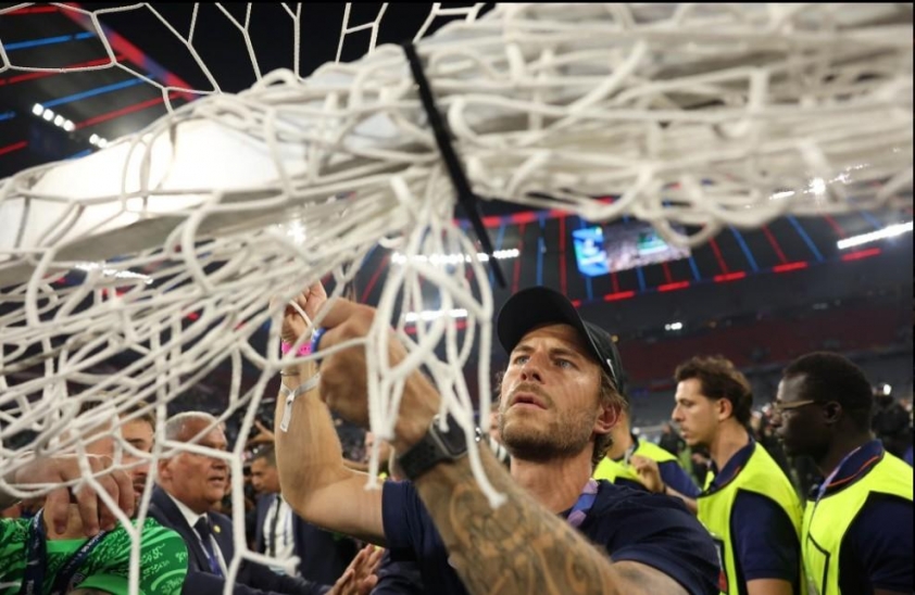 Vô địch C1, hàng ngàn fan PSG tràn xuống sân và phá vỡ khung thành 643199