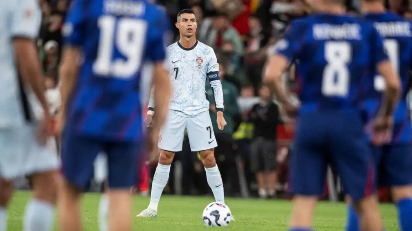 Ronaldo nhận cơn mưa chỉ trích vì 'knuckleball' 656485