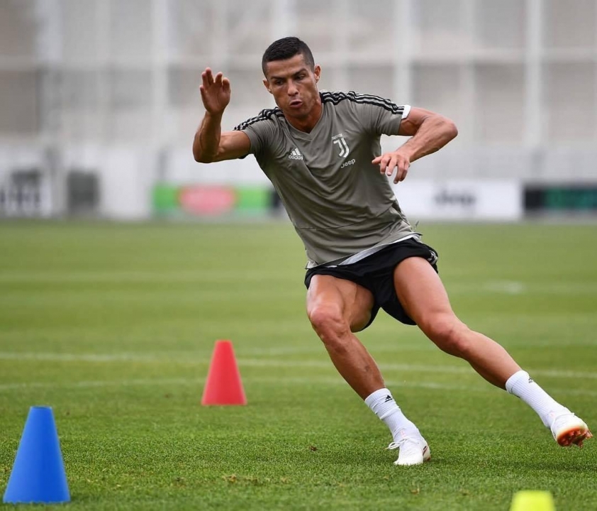 Đúng 2h sáng, Ronaldo có 'hành vi' điên rồ khiến đồng đội sửng sốt 664879